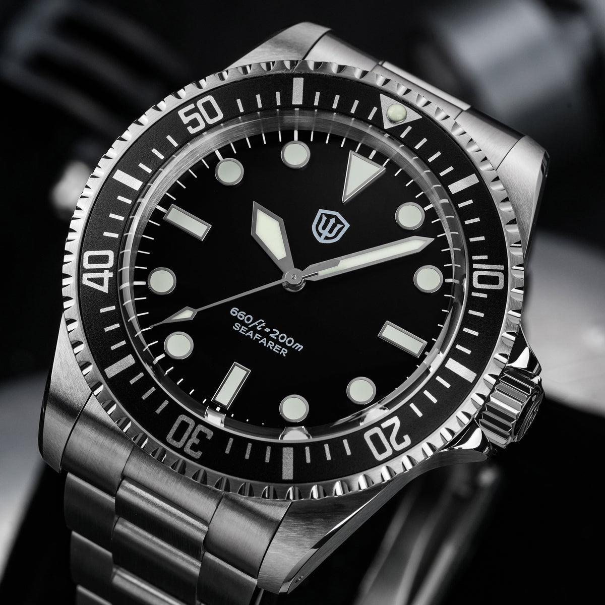 Watchdives WD5514Q 40mm quartz dive watch, black dial with grey bezel and Mercedes-style hands, angled dial close-up, 316L stainless steel bracelet.