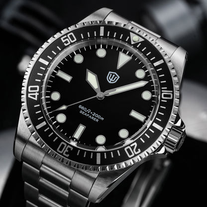 Watchdives WD5514Q 40mm quartz dive watch, black dial with grey bezel and Mercedes-style hands, angled dial close-up, 316L stainless steel bracelet.