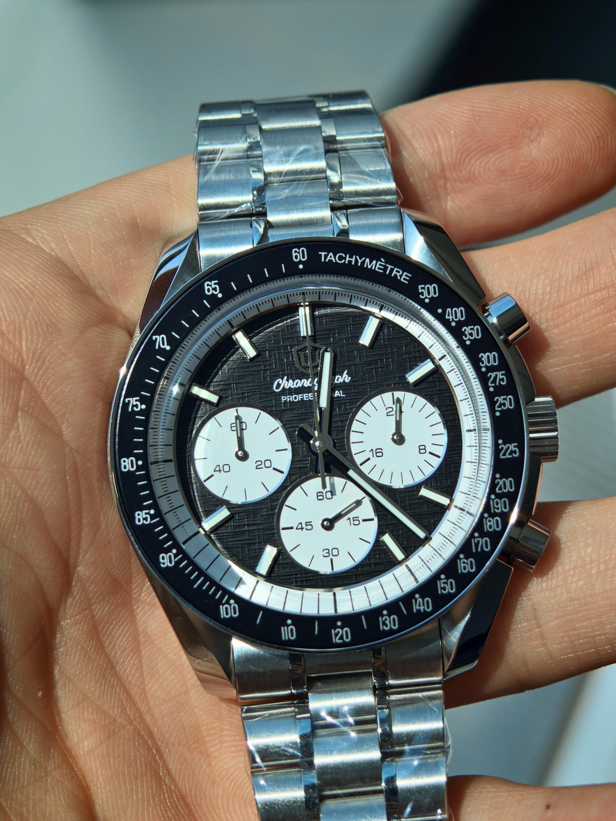 Watchdives WD1864 black linen dial close-up
