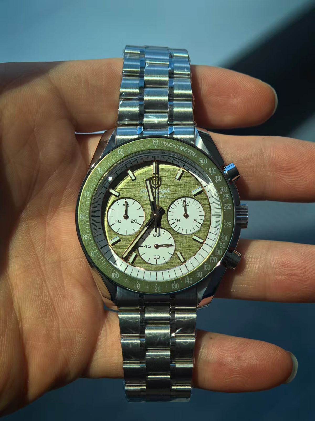 Watchdives WD1864 green linen dial close-up