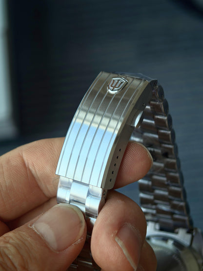 Watchdives WD1864 stainless steel bracelet clasp detail