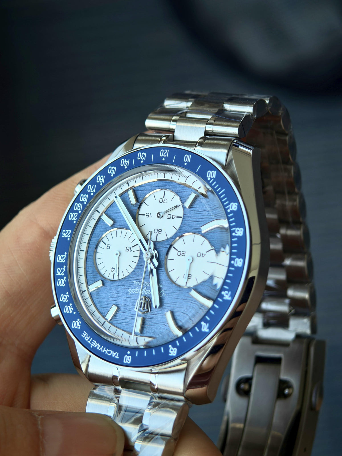 Watchdives WD1864 blue dial angled view