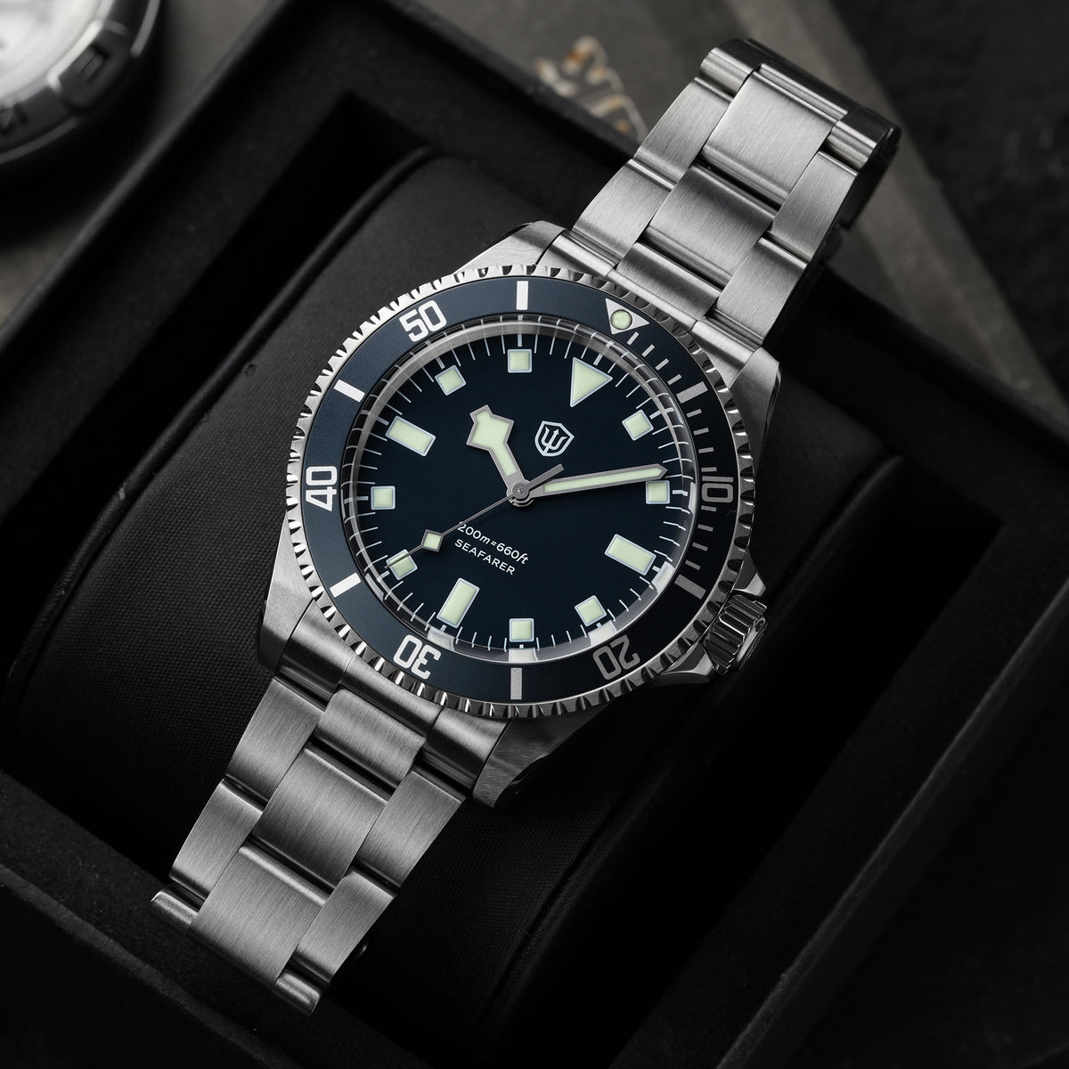 Watchdives WD5514Q 40mm quartz dive watch, blue dial with snowflake hands and white indices, three-quarter dial and bracelet view, 316L stainless steel bracelet.
