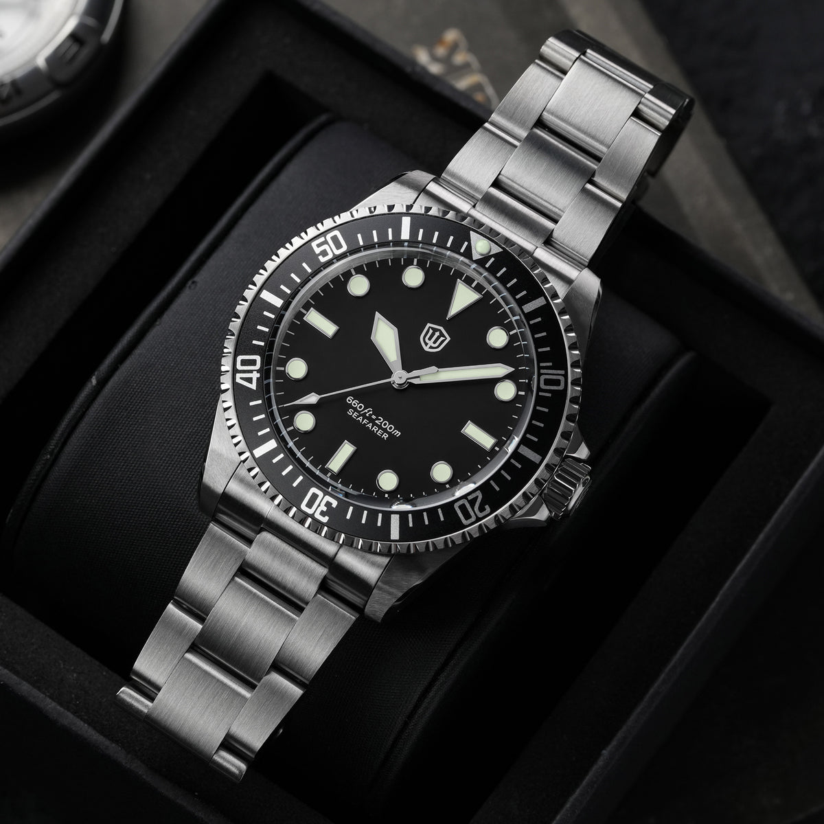 Watchdives WD5514Q 40mm quartz dive watch, black dial with grey bezel and Mercedes-style hands, three-quarter bracelet view, 316L stainless steel bracelet.