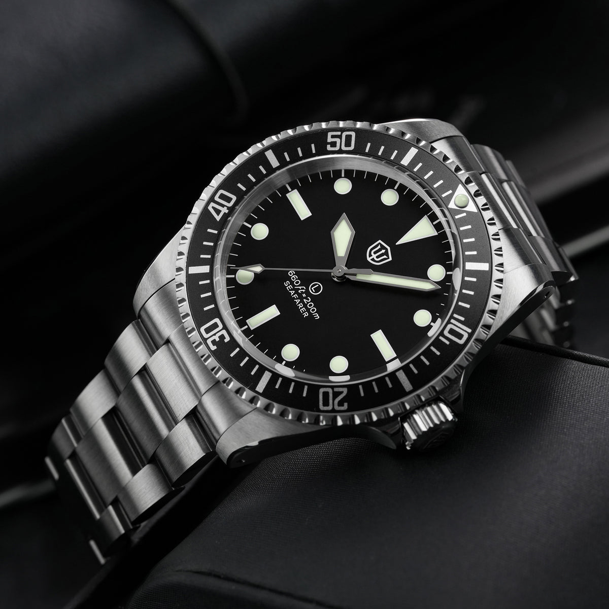 Watchdives WD5514Q 40mm quartz dive watch, matte black dial with Mercedes-style hands, dial and bezel close-up, 316L stainless steel bracelet.