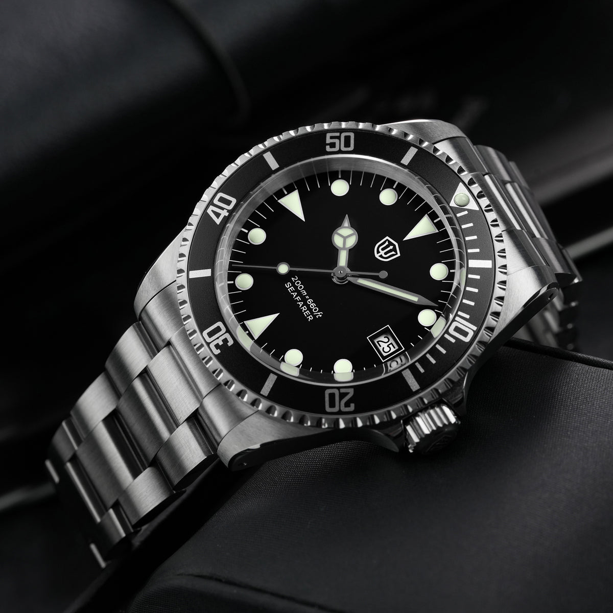 Watchdives WD5514Q 40mm quartz dive watch, matte black dial with Mercedes-style hands and date, dial and bezel close-up, 316L stainless steel bracelet.