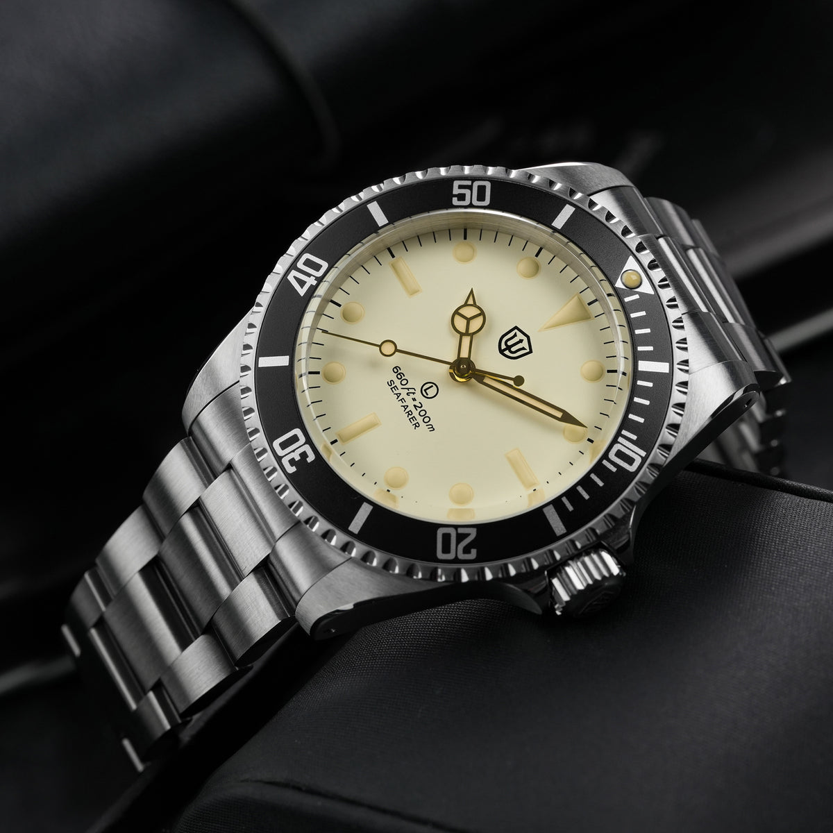 Watchdives WD5514Q 40mm quartz dive watch, cream dial with gold-tone details, three-quarter bracelet view, 316L stainless steel bracelet.