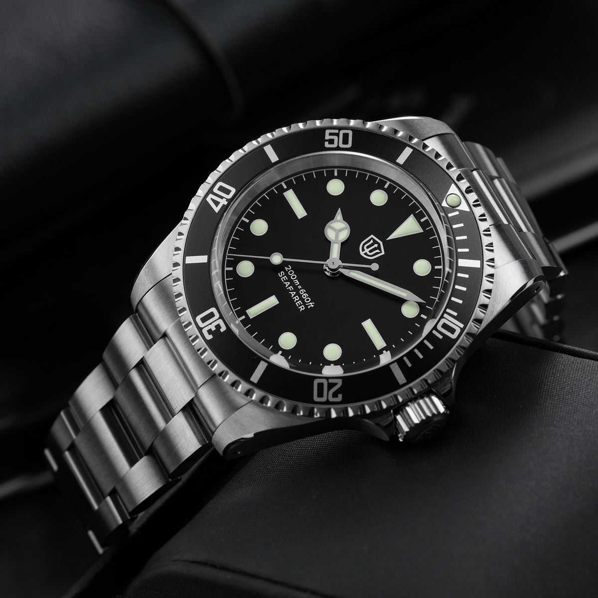 Watchdives WD5514Q 40mm quartz dive watch, matte black dial with sword hands, dial and bezel close-up, 316L stainless steel bracelet.