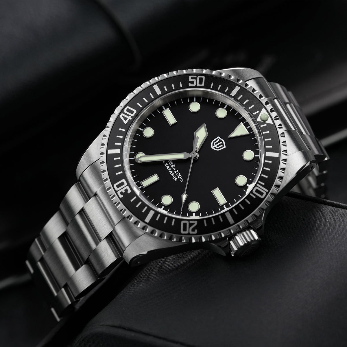 Watchdives WD5514Q 40mm quartz dive watch, black dial with grey bezel and Mercedes-style hands, dial and bezel close-up, 316L stainless steel bracelet.