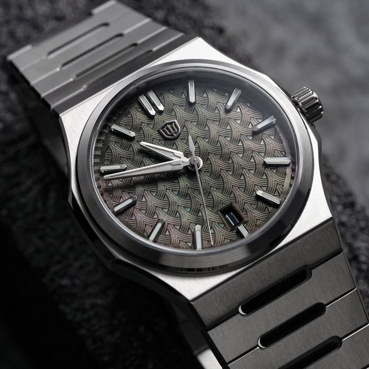 Watchdives WDC0001 PREMIER bracelet and case integration, side view