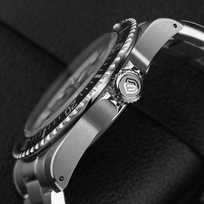 Watchdives WD5514Q 40mm quartz dive watch, black dial with grey bezel and Mercedes-style hands, case side profile, 316L stainless steel bracelet.