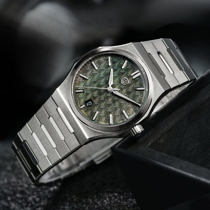 Watchdives WDC0001 PREMIER safety clasp and stainless steel bracelet detail