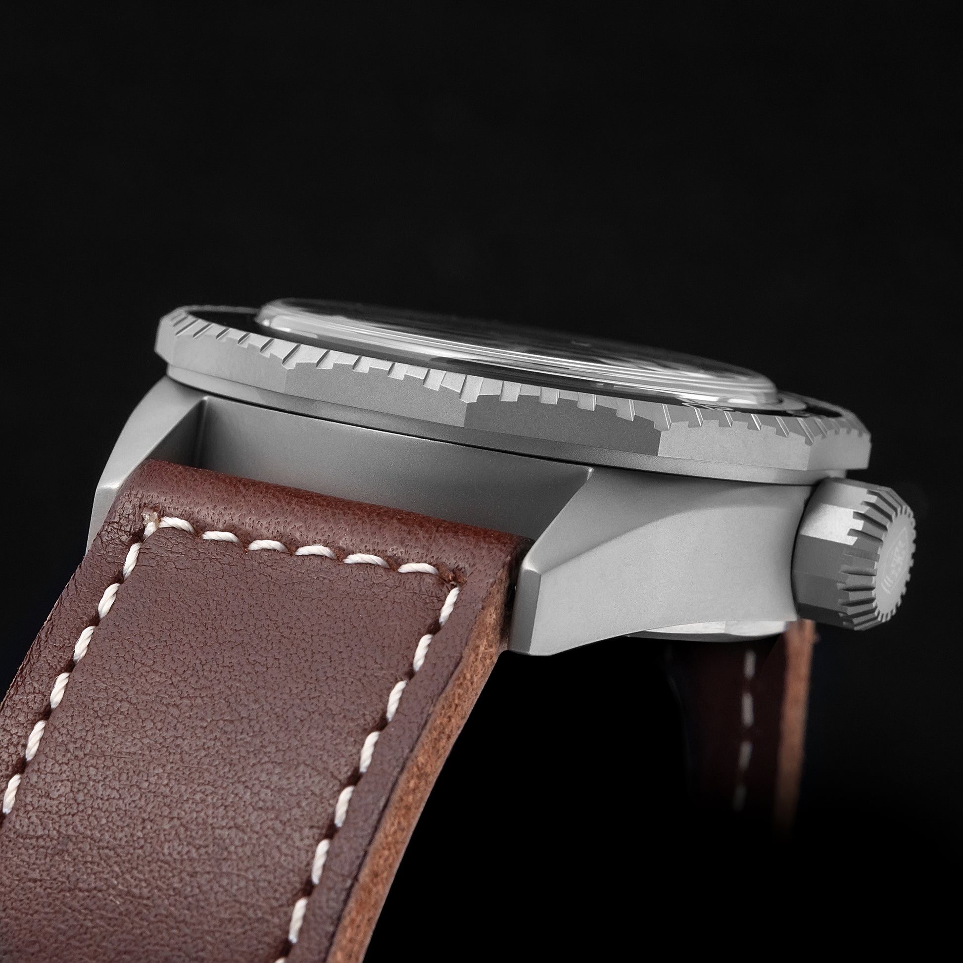 Grade 2 titanium case automatic dive watch