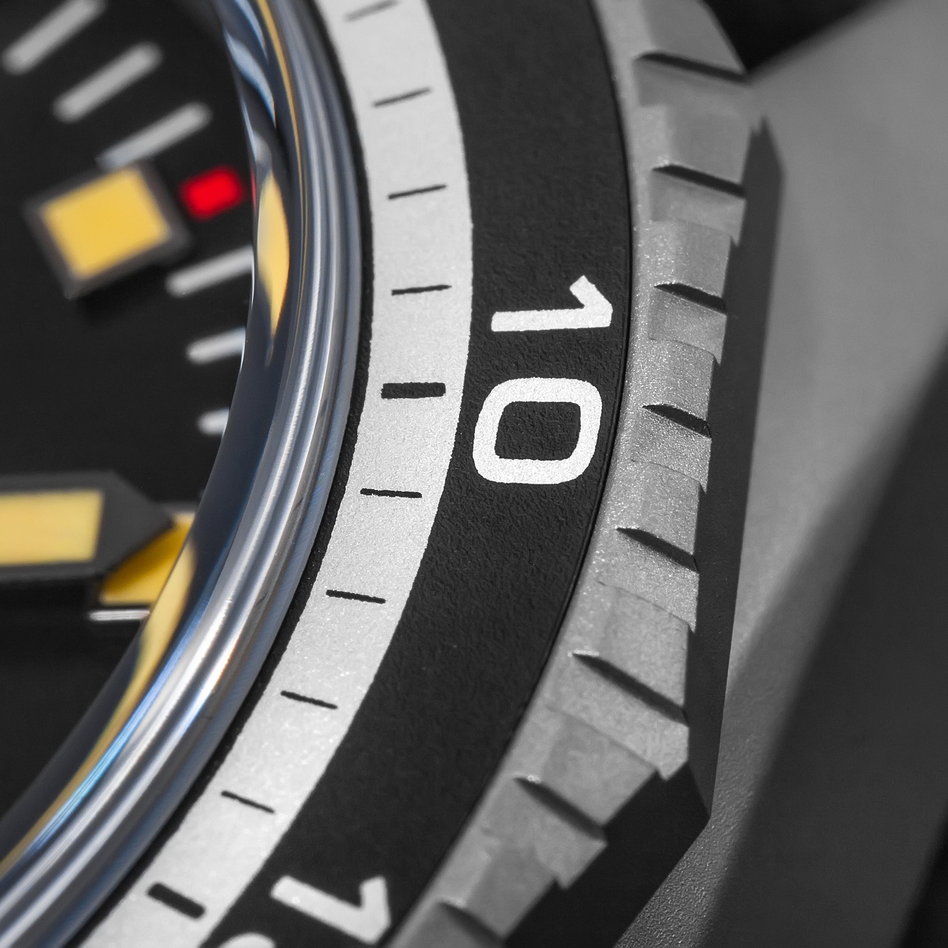 Grade 2 titanium case automatic dive watch