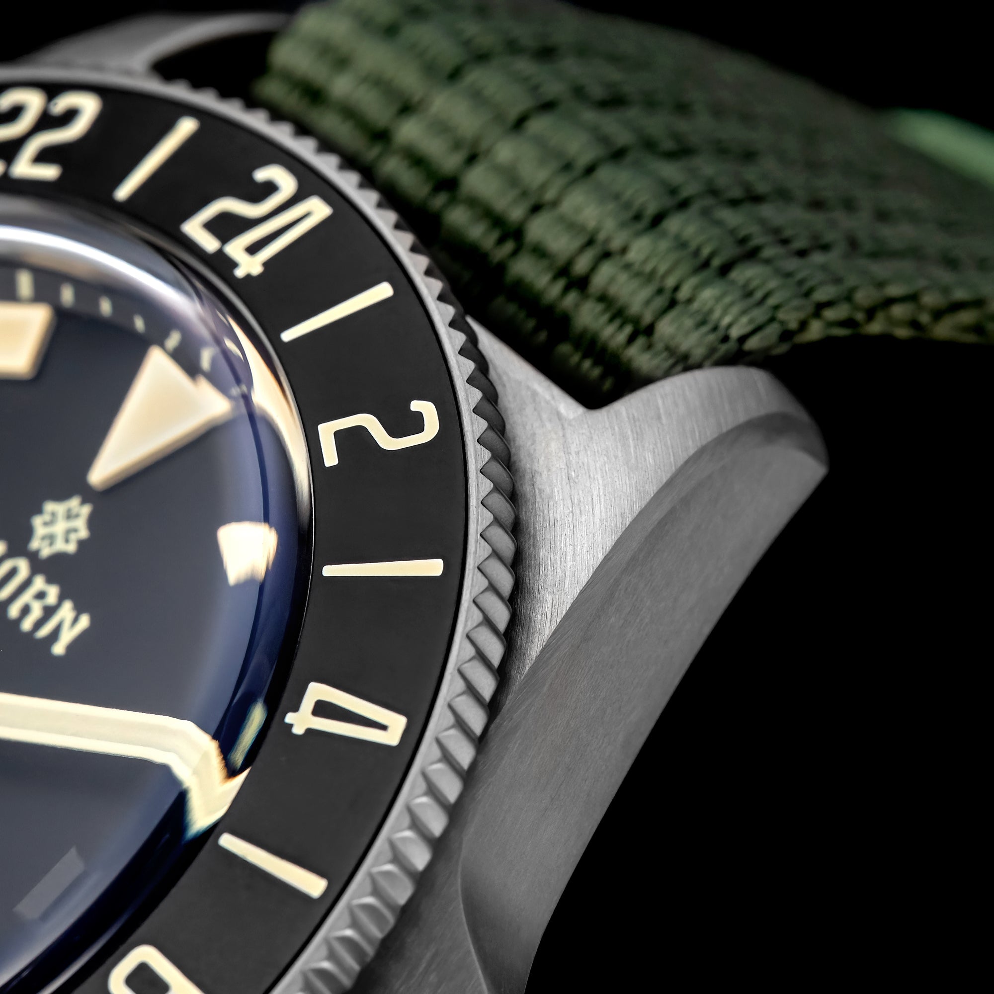 THORN 自動巻き腕時計 ブラック ベルト2本付き THORN T020 GMT Automatic Dive Watch | Titanium 200M NH34 Movement
