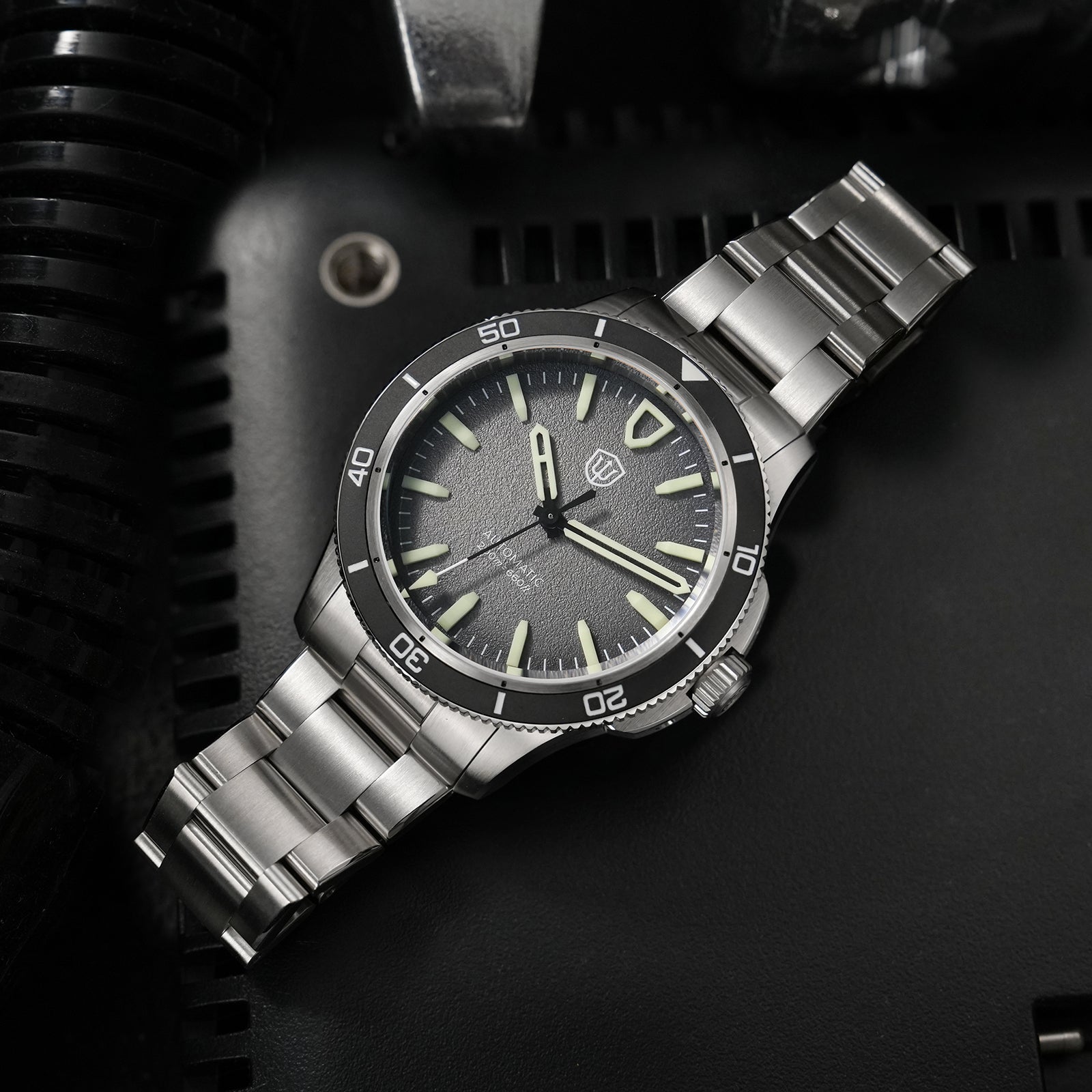 watchdives-wd0019-grey-dial-bracelet-Thorn Watch Official Store