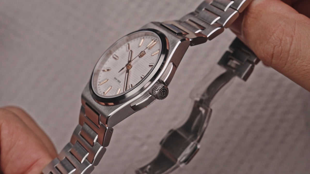Watchdives WD2007A brushed stainless steel case profile and polished bezel