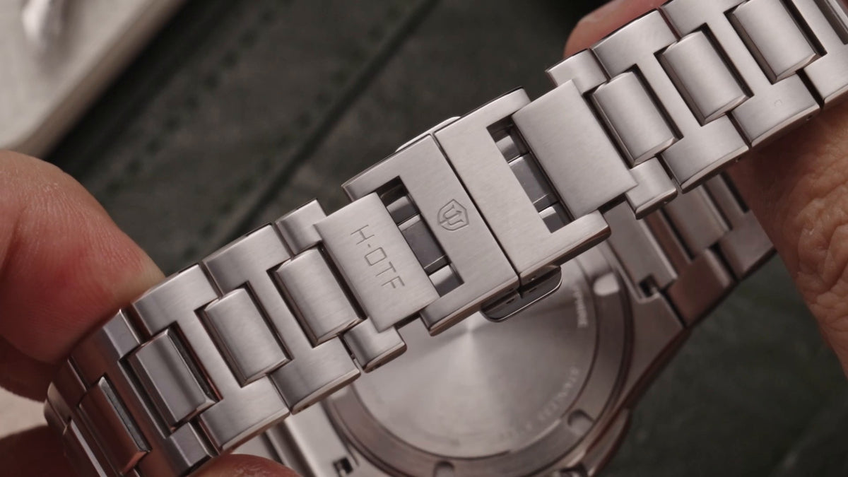 Watchdives WD2007A stainless steel bracelet clasp detail