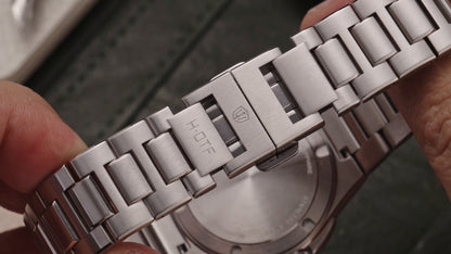 Watchdives WD2007A stainless steel bracelet clasp detail